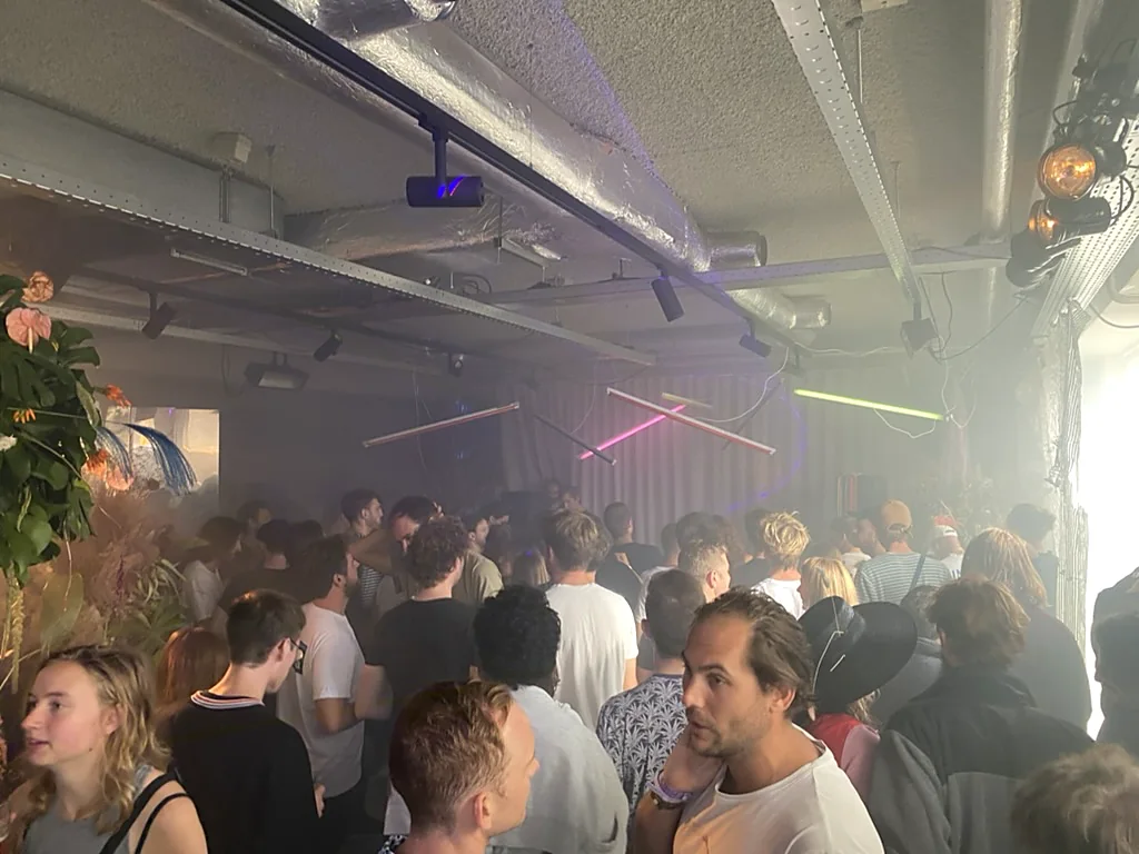 De zaal vol bij daglicht, Borisov Amsterdam