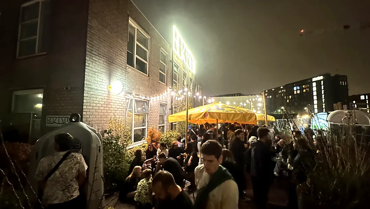 Het plein voor de deur op een avond, Borisov Amsterdam