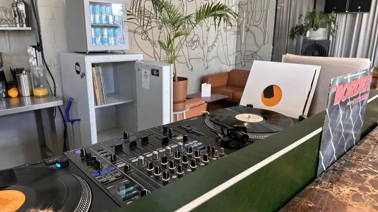 DJ booth met draaitafels bij Borisov